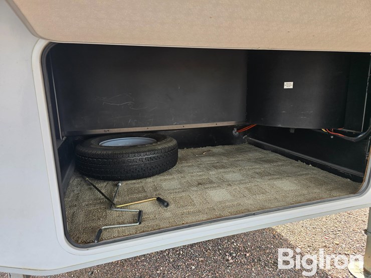 2014-forest-river-silverback-29refw-5th-wheel-camper-image-11