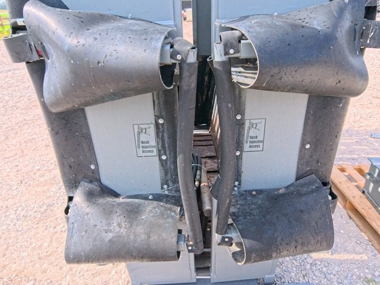 #1057-•-molly-mfg,-silencer-hydraulic-cattle-chute-image-12