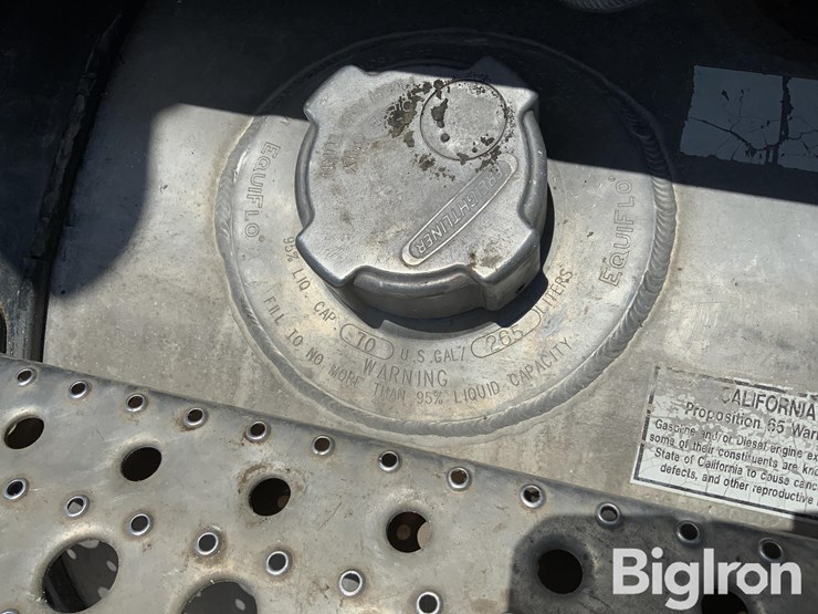 2010-freightliner-m2-106-image-17