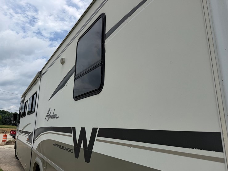 #1490-•-2001-winnebago-adventurer-image-23