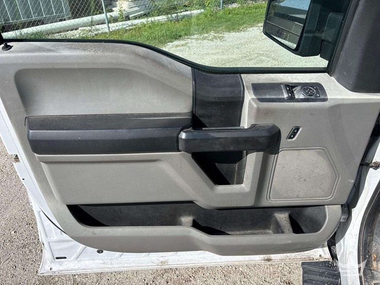 2016-ford-f150-image-13
