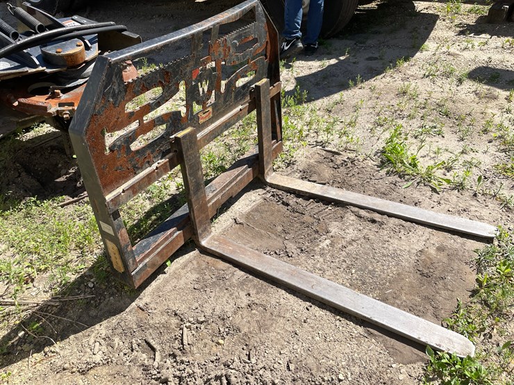 #7111-•-set-of-pallet-forks-image-3