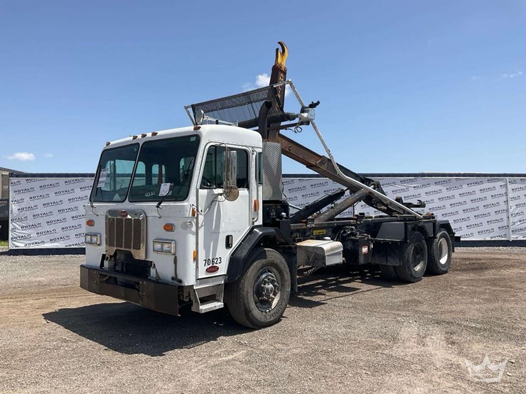 2015-peterbilt-320-image-2
