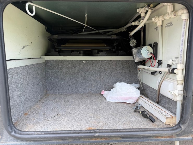 #1490-•-2001-winnebago-adventurer-image-64