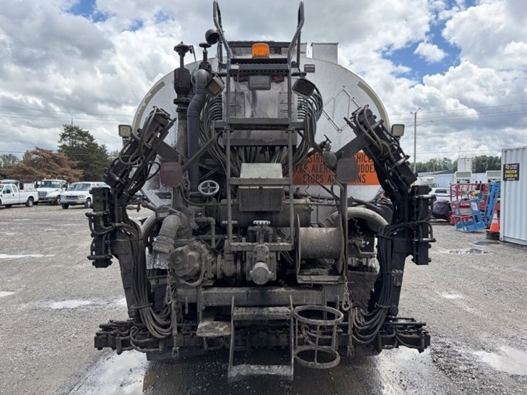 2002-peterbilt-330-image-5
