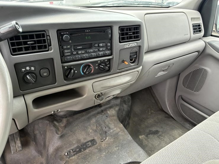 2000-ford-excursion-image-17