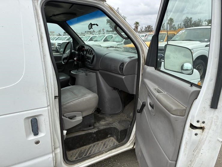 2001-ford-e250-image-13