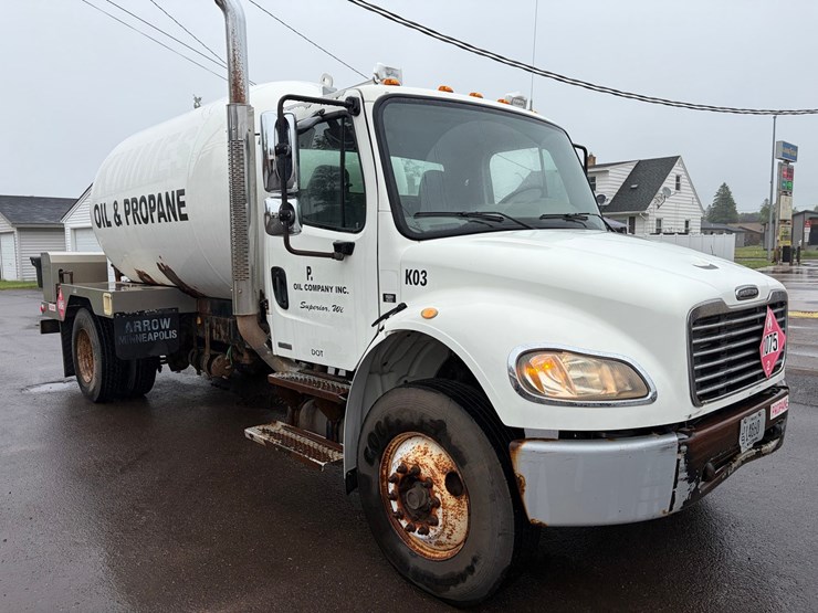 #1797-•-1996-freightliner-m2-lp-truck-image-3