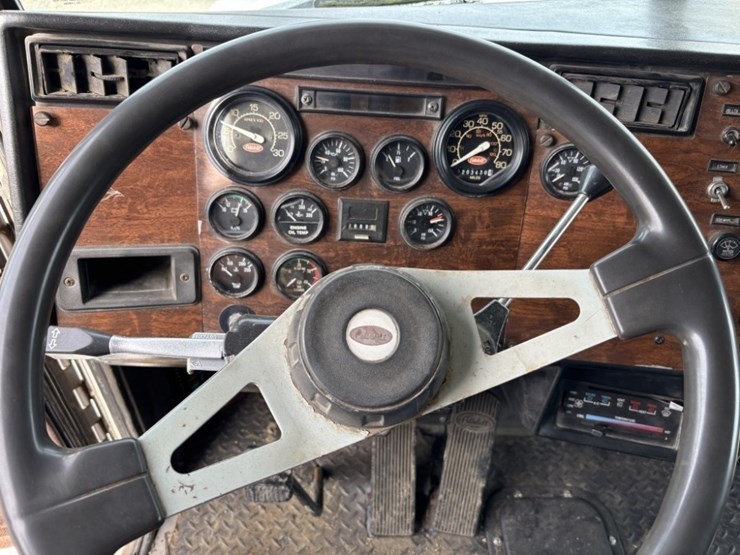 1989-peterbilt-377-image-45