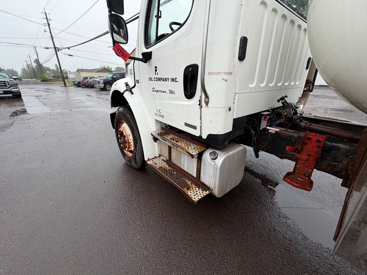#1797-•-1996-freightliner-m2-lp-truck-image-9