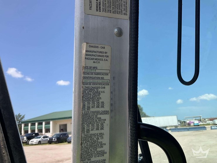 2015-peterbilt-320-image-11