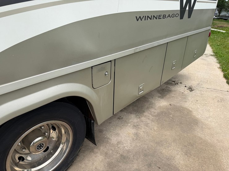 #1490-•-2001-winnebago-adventurer-image-18