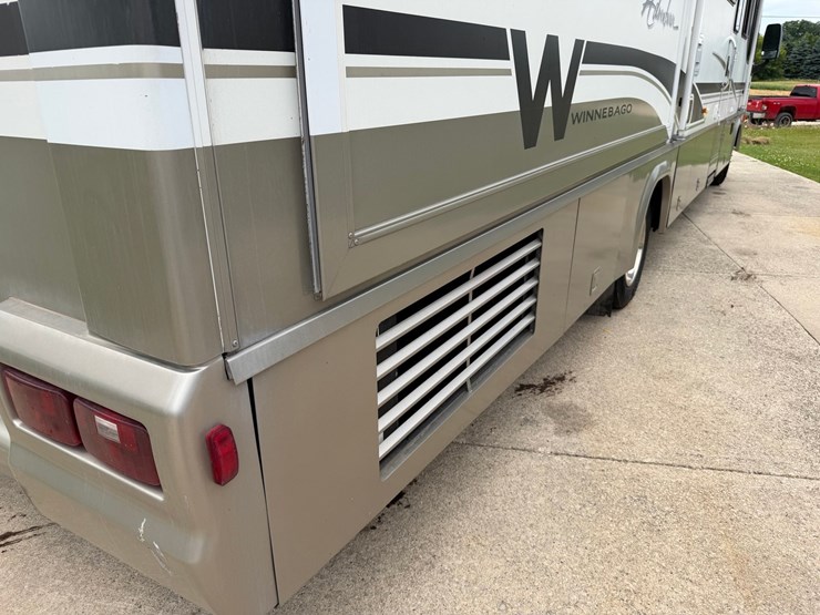 #1490-•-2001-winnebago-adventurer-image-41