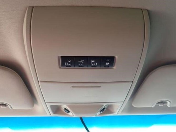 2016-chrysler-town-&-country-image-24