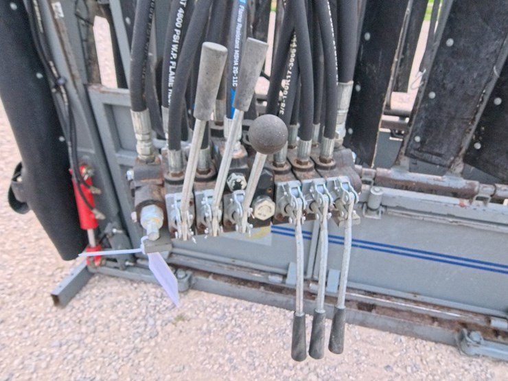 #1057-•-molly-mfg,-silencer-hydraulic-cattle-chute-image-7