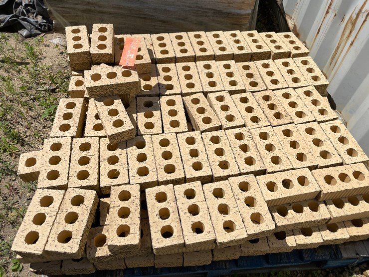 #7116-•-partial-pallet-of-landscape-brick-image-4