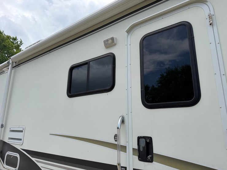 #1490-•-2001-winnebago-adventurer-image-36