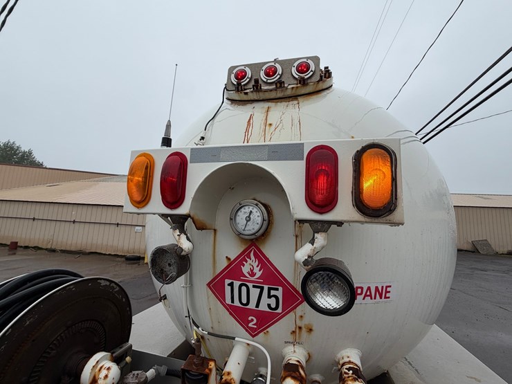 #1797-•-1996-freightliner-m2-lp-truck-image-36