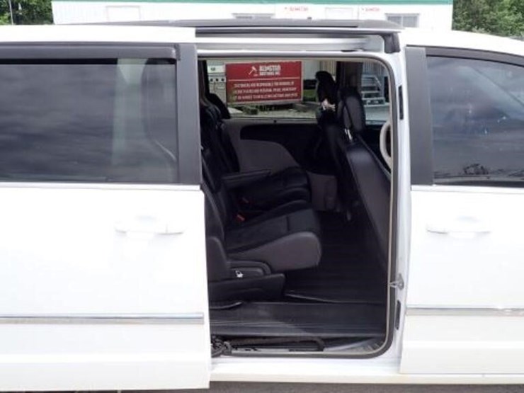 2016-chrysler-town-&-country-image-38