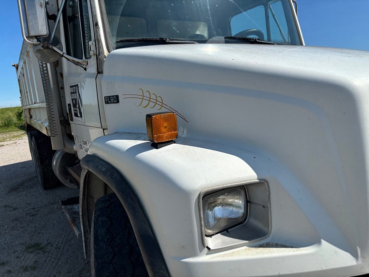 2000-freightliner-fl80-image-14