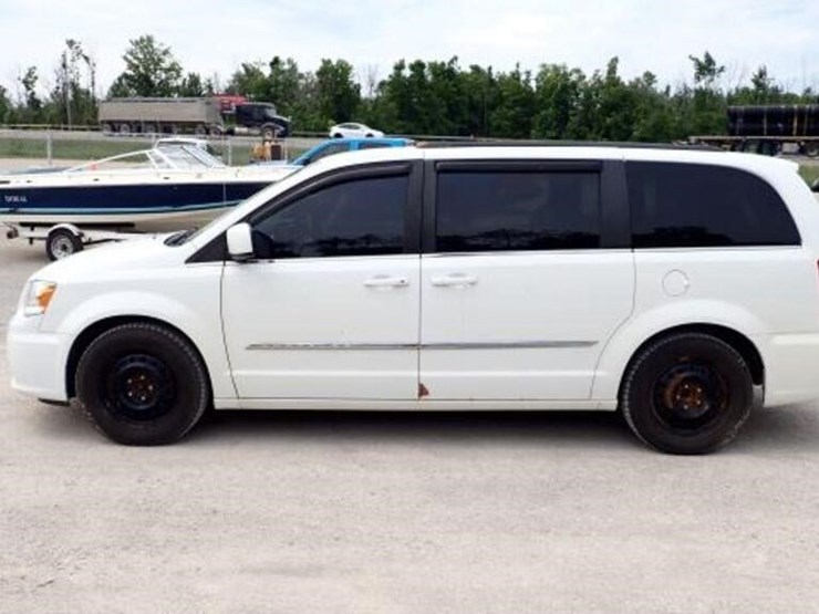 2016-chrysler-town-&-country-image-8