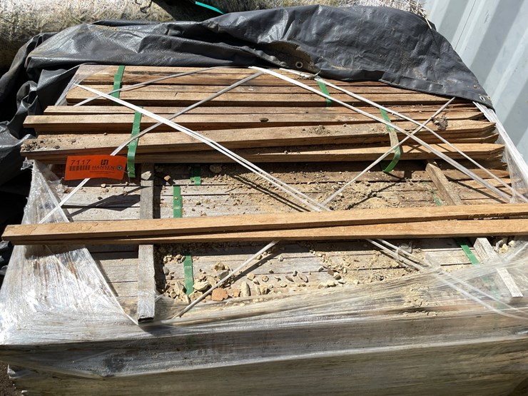 #7117-•-partial-pallet-of-wooden-landscaping-stakes-image-3