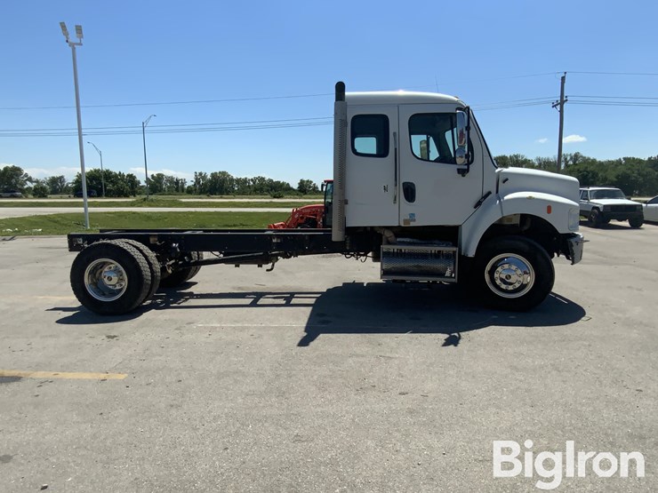2010-freightliner-m2-106-image-4