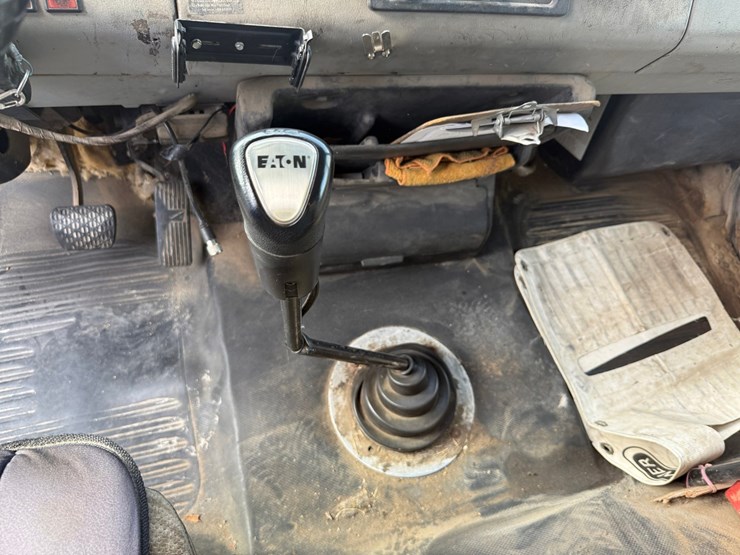 2000-freightliner-fl80-image-86