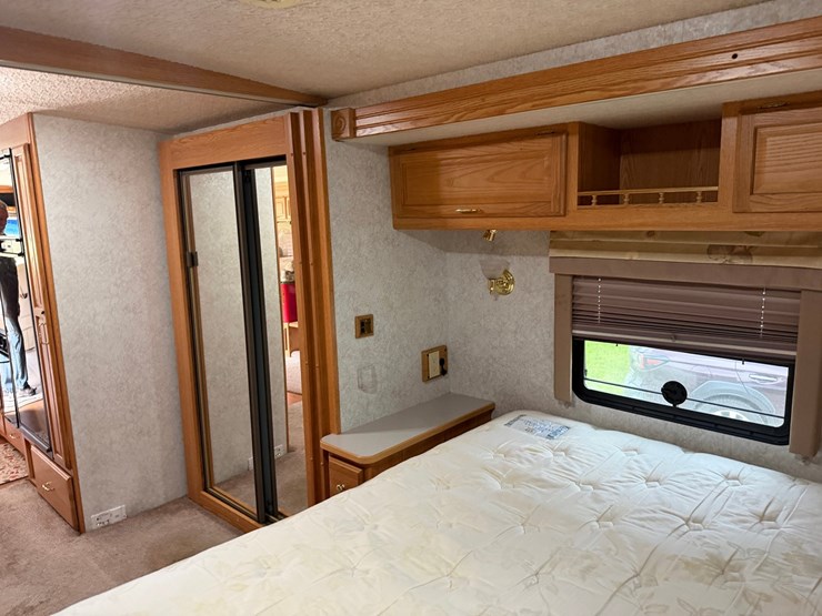 #1490-•-2001-winnebago-adventurer-image-95
