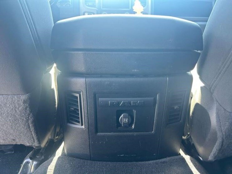 2021-ram-1500-classic-image-46