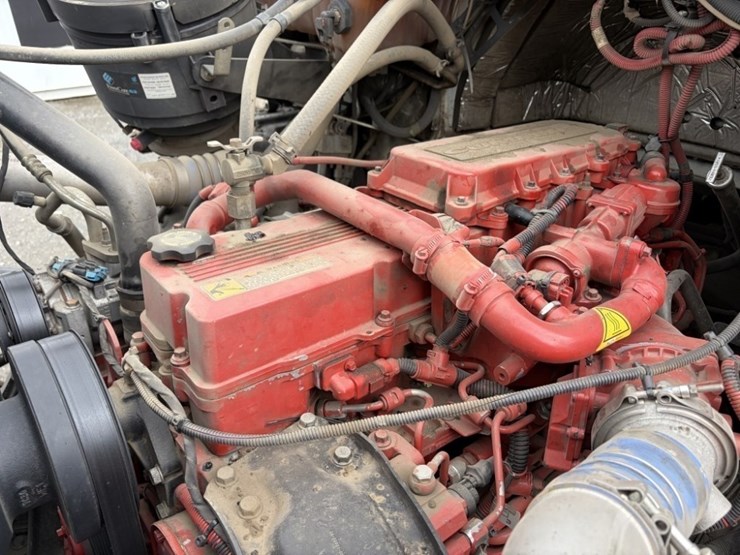2018-freightliner-114sd-image-12