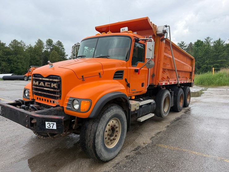 #1471-•-2003-mack-713v-granite-tri-axle-dump-truck-image-1