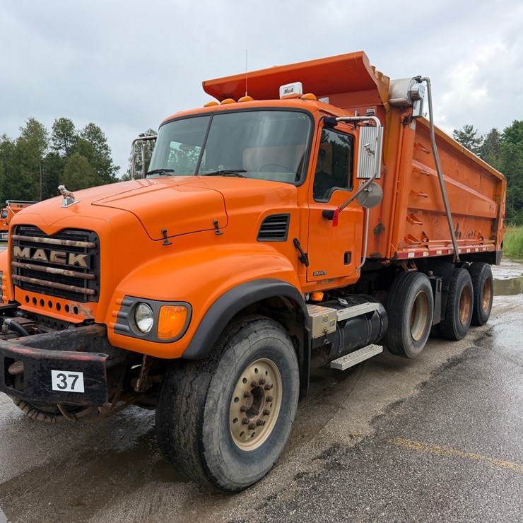 #1471 • 2003 Mack 713V Granite Tri Axle Dump Truck