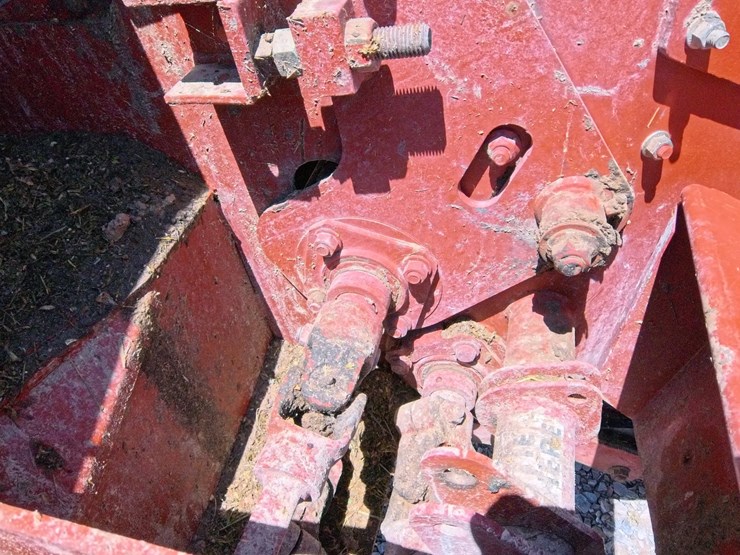 hesston-8550s-image-29