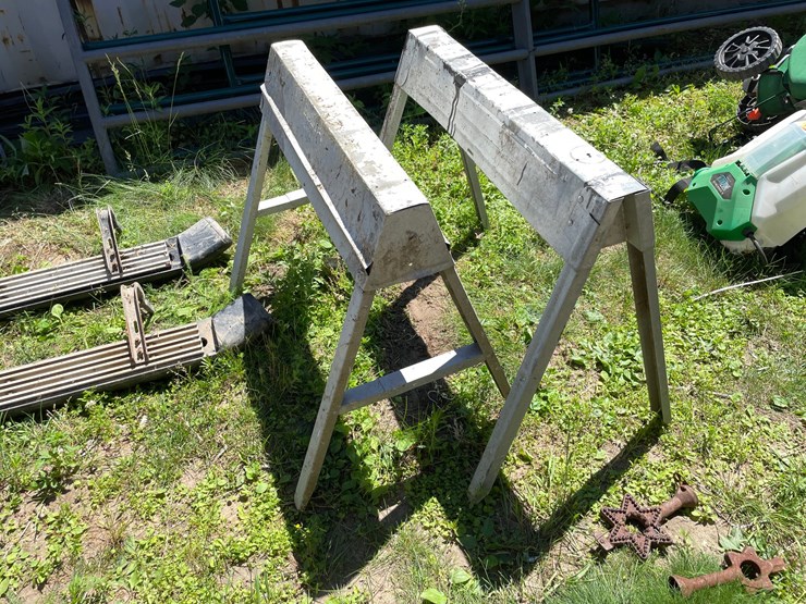 #7158-•-(2)-metal-collapsible-sawhorses-and-(2)-cast-iron-burners-image-4