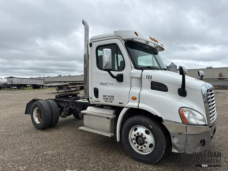 2011-freightliner-cascadia-truck-tractor-image-3