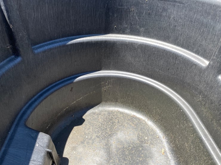 #7133-•-rubbermaid-stock-tank-image-7