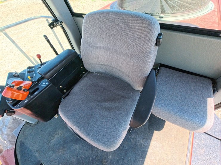 hesston-8550s-image-38