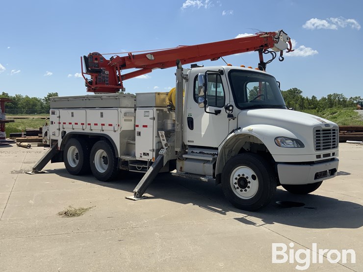 2012-freightliner-m2-106-image-11