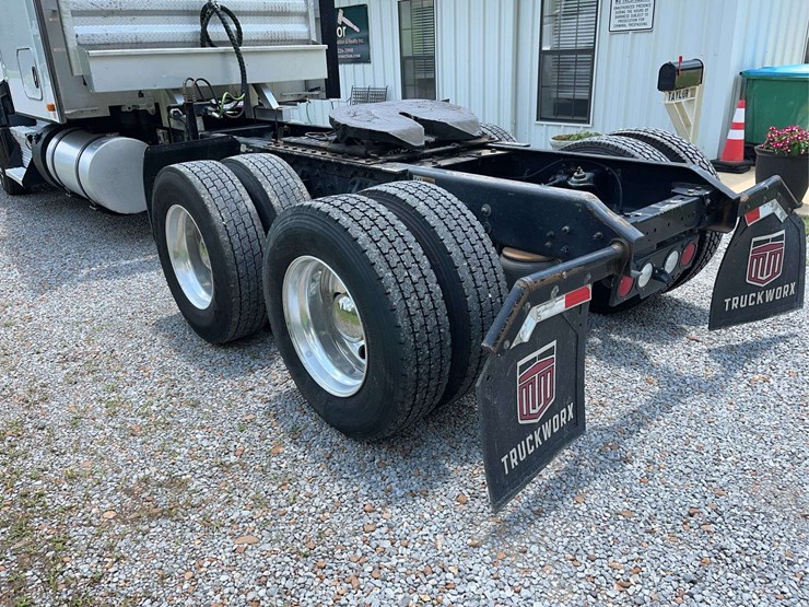 2022-kenworth-t680-image-10