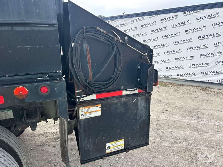 2009-freightliner-m2-106-image-18