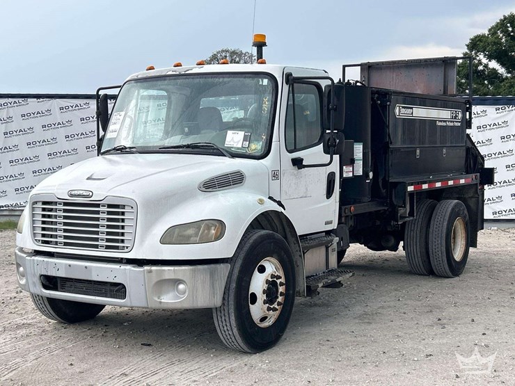 2009-freightliner-m2-106-image-1