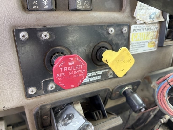 2002-peterbilt-330-image-30