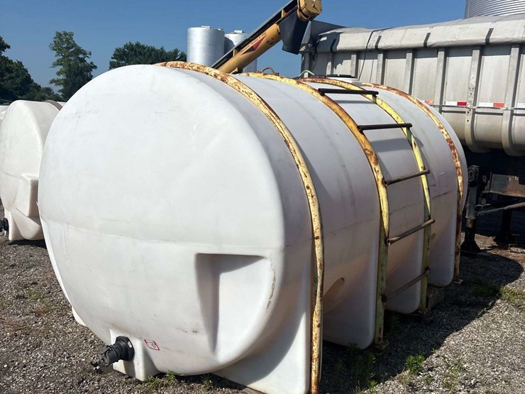 3,500-gallon-poly-tank-with-ladder-image-2