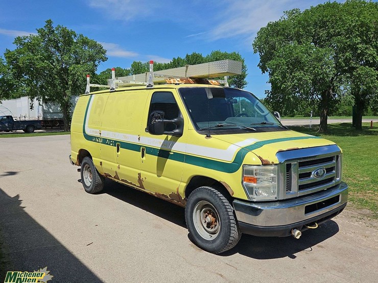 2010-ford-cargo-image-2