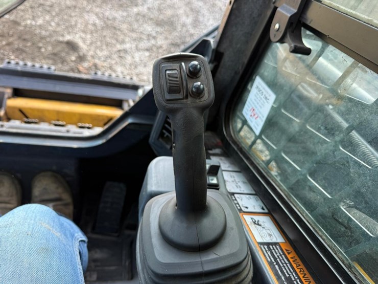 2021-deere-325g-image-21