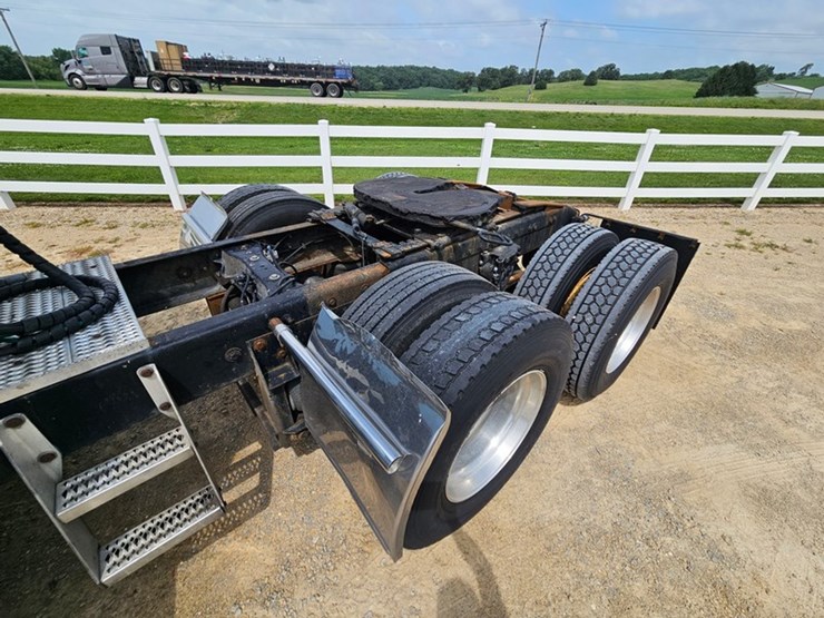 2006-peterbilt-386-image-22