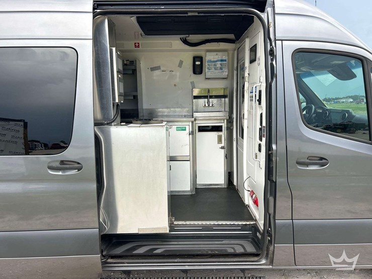 2021-mercedes-benz-sprinter-4500-image-15