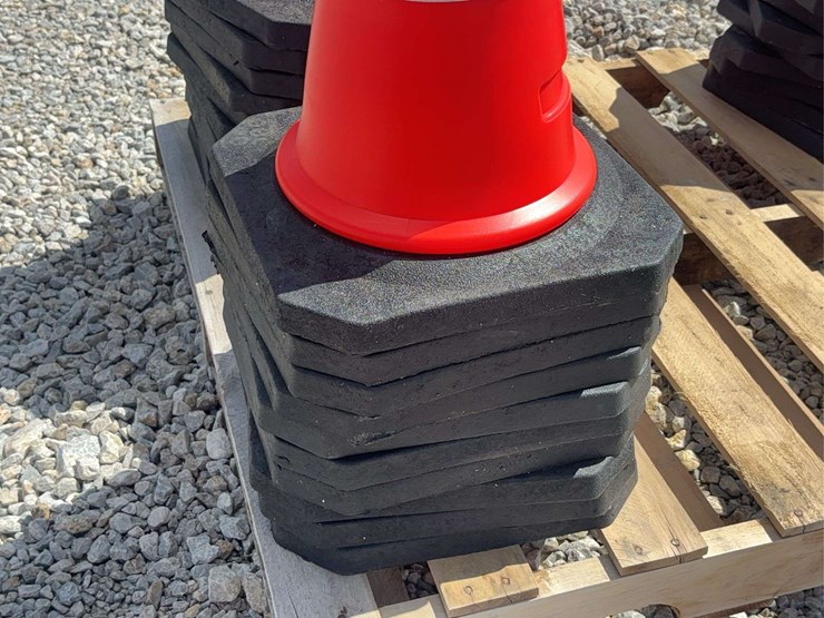 traffic-cones-with-heavy-rubber-bases-image-3