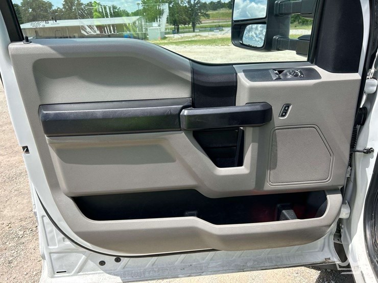 2020-ford-f550-image-12